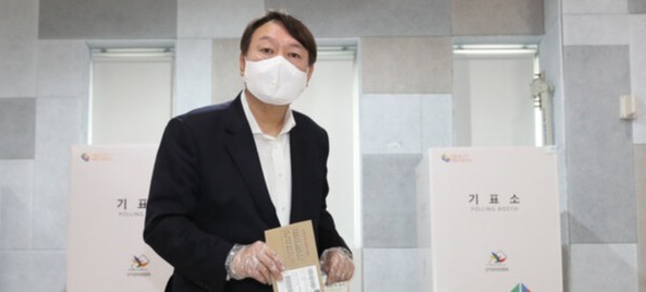 윤석열 대통령이 검찰총장 시절인 2021년 4월 2일  4·7 서울시장 보궐선거 사전투표 첫날 서울 서대문구 남가좌1동 주민센터에 마련된 사전투표소에서 투표하고 있다. /연합뉴스