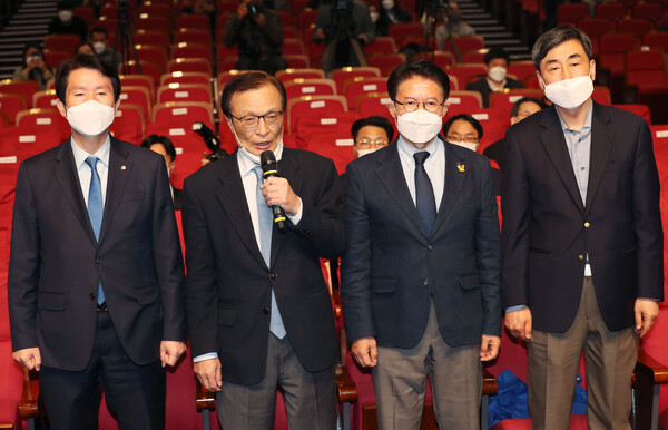 이해찬 당시 더불어민주당 대표가 2020년 4월 15일 오후 국회 의원회관에 마련된 당 선거상황실에서 발언하고 있다. 왼쪽부터 더불어민주당 이인영 원내대표, 이해찬 대표, 더불어시민당 우희종, 이종걸 상임선대위원장. /연합뉴스