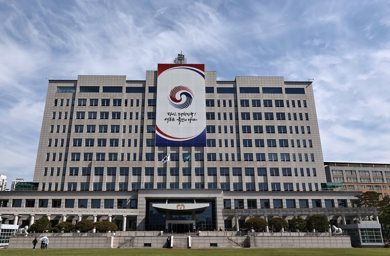 서울 용산 대통령실 청사에 태극기와 함께 봉황기가 게양돼 있다. /대통령실사진기자단