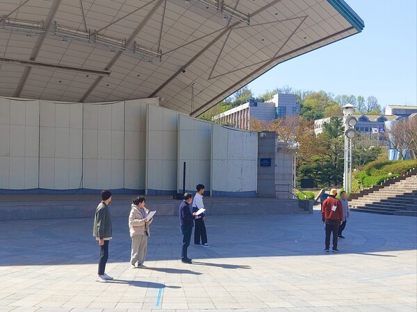 노천극장에 올리게 될 동문합동공연 '한 여름 밤의 꿈'을 연습하고 있다. 부모님 또래의 선배들과 함께 무대 위에서 집중하고 있는 후배들에게 응원의 박수를! /사진=김현주