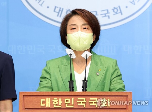 정의당 이은주 원내대표가 서울 여의도 국회 소통관에서 기자회견을 하고 있다. /연합뉴스 