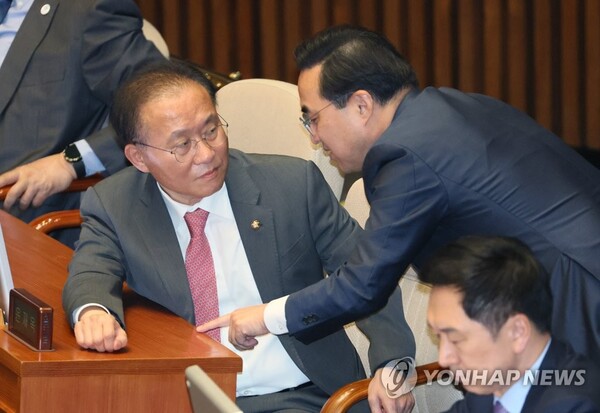 국민의힘 윤재옥 원내대표가 11일 오후 국회 본회의장에서 열린 전원위원회에서 자신의 자리로 찾아온 더불어민주당 박홍근 원내대표와 대화하고 있다. /연합뉴스