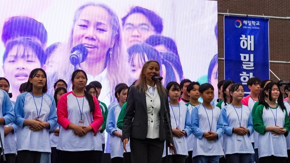 해밀학교 개교 10주년 기념식에서 설립자인 인순이 씨가 환영사를 하고 있다. /연합뉴스