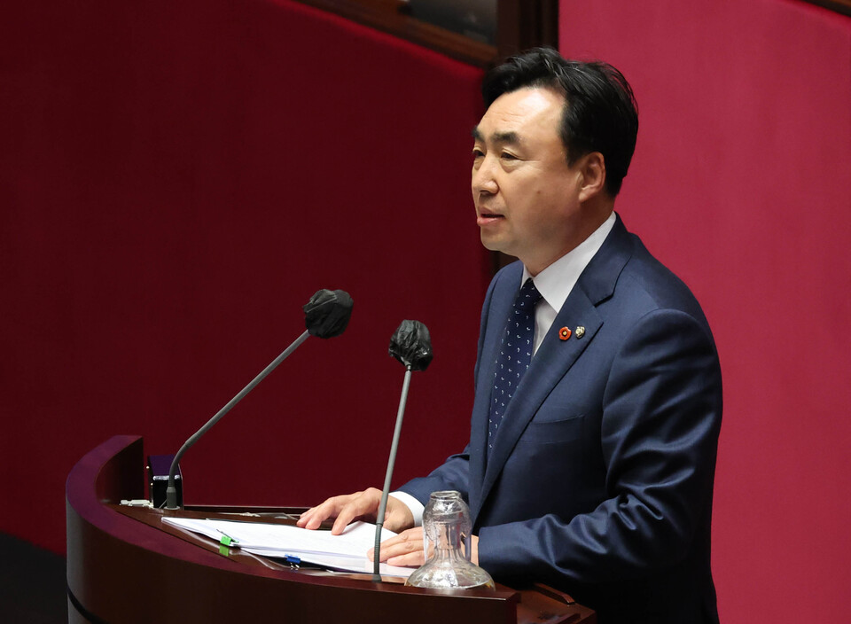 더불어민주당 윤관석 의원이 4일 국회에서 열린 경제에 관한 대정부질문에서 질문하고 있다. /연합뉴스