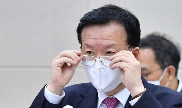 정호영 당시 보건복지부 장관 후보자가 지난해 5월 3일 오전 국회에서 열린 인사청문회에서 안경을 고쳐 쓰고 있다. /연합뉴스