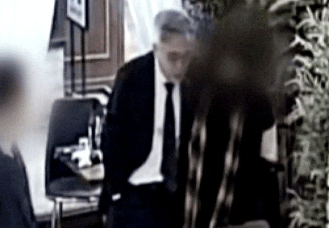지난달 27일 서울 서초구 서초동의 한 술집 내부CCTV에 찍힌 정철승 변호사와 후배 여성 변호사 A씨. /TV조선 보도화면 캡처