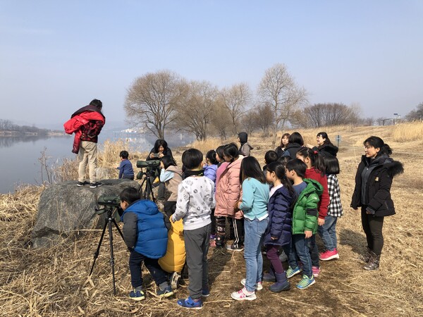 신교진 PD는 양평 최초로 철새 탐조 활동을 운영하였다. 새를 보러 온 가족들에게 양평의 펜션들을 소개했다. 덕분에 펜션에 손님들이 늘어나자 주인들은 숙박객들에게 다시 탐조 활동을 권했다. 철새 탐조 활동 중인 학생들 /사진=김성주