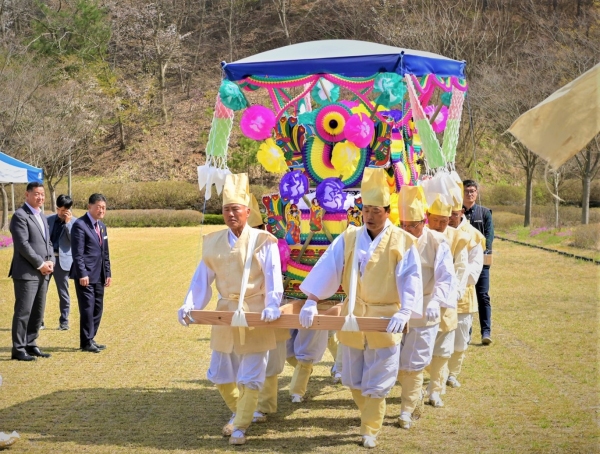 공주시가 추모 공원 나래원에서 무형문화재인 ‘봉현리 상엿소리’를 활용해 ‘꽃상여 운구 서비스’를 시연하고 있다. /공주시