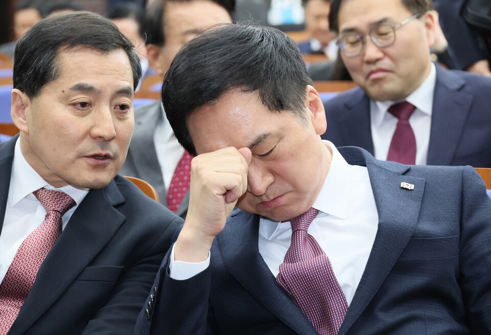 김기현 국민의힘 대표가 13일 오후 국회에서 열린 의원총회에서 박대출 정책위의장과 대화하고 있다. /연합뉴스