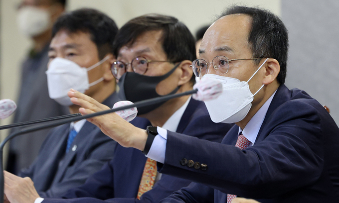 추경호 경제부총리 겸 기획재정부 장관이 은행연합회에서 열린 비상거시경제금융회의에서 손을 들고 발언하고 있다. /연합뉴스