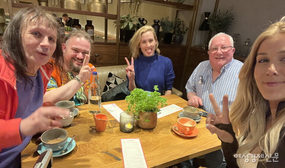 이달 15일부터 진행되는 공연을 위해 한국을 방문한 아바걸스 멤버들이 서울의 식당에서 저녁으로 후라이드 치킨과 맥주를 먹었다. /샹그릴라 엔터테인먼트 제공