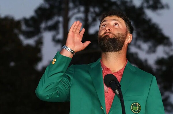 우승 소감을 발표하는 존 람 /출처=globalgolfpost