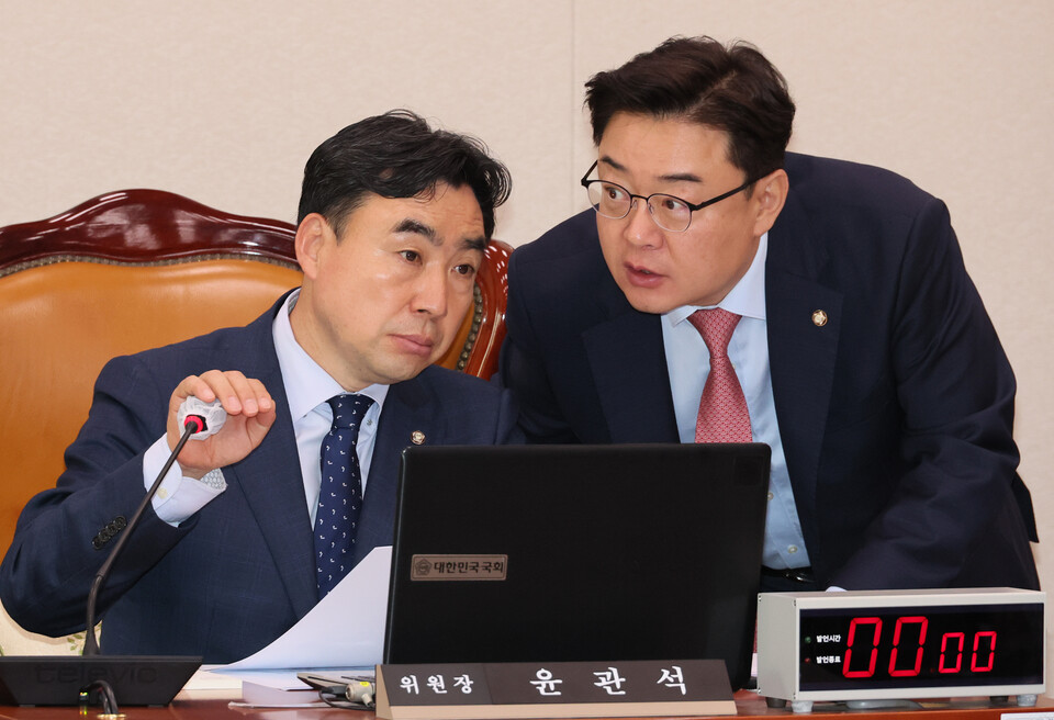 13일 오전 국회에서 열린 산업통상자원중소벤처기업위원회 전체회의에 윤관석 위원장이 국민의힘 김성원 의원과 대화하고 있다. /연합뉴스