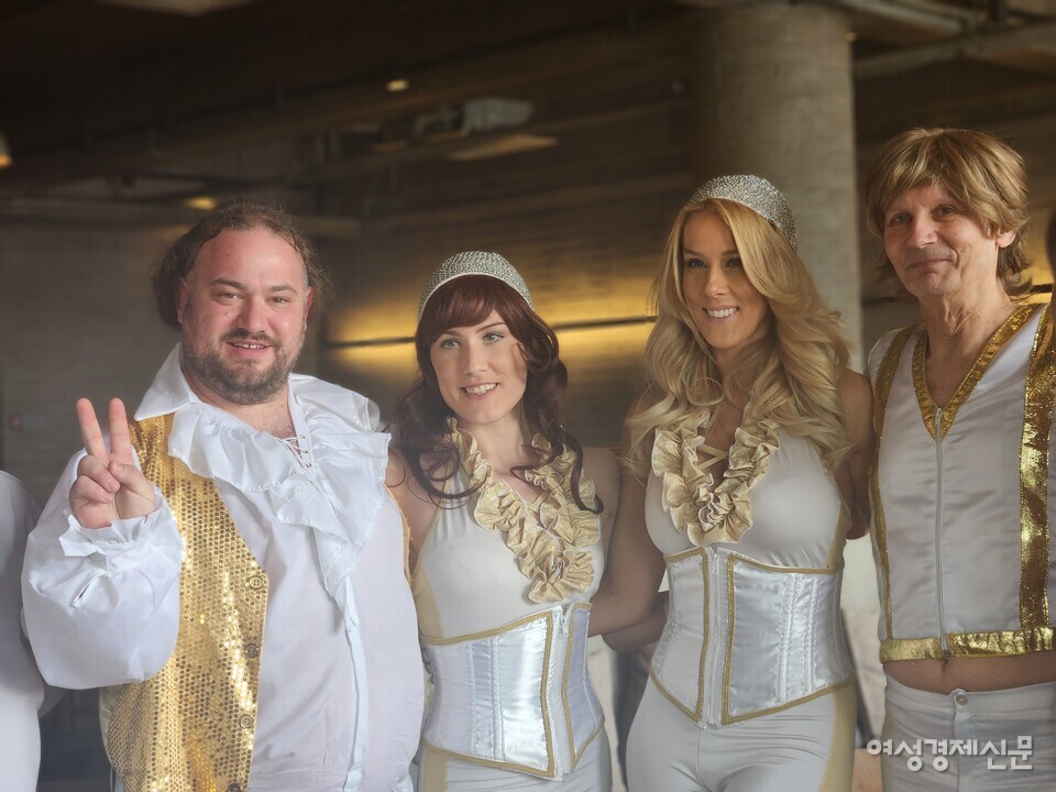 아바의 헌정 그룹인 '아바걸스'가 천안 공연을 앞두고 기자회견을 가졌다. 왼쪽부터 조나단 홀더‧카밀라 베이츠‧조지 바렛‧마크 도슨이다. /김혜선 기자