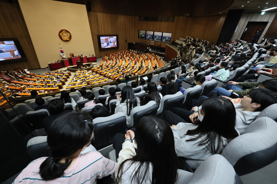 12일 오후 국회 본회의장 방청석에서 국회를 견학 온 초등학생들이 전원위원회를 지켜보고 있다. /연합뉴스