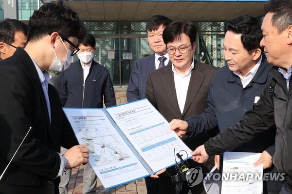 김병수 김포시장이 17일 오전 서울 강서구 개화역 앞에서 김포골드라인 과밀 문제 해결책의 하나로 버스전용차로를 우선 설치하는 방안에 대해 관계자들과 논의하고 있다. /연합뉴스