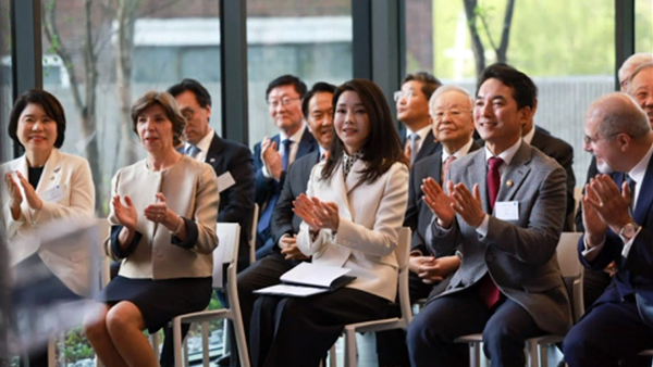 윤석열 대통령 부인 김건희 여사가 15일 서울 서대문구 주한 프랑스 대사관에서 열린 개관식에서 박수치고 있다. /대통령실