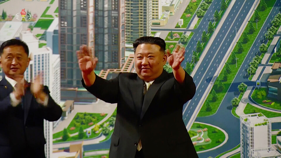 지난 16일 북한 김정은 국무위원장이 참석한 가운데 평양 화성지구 1단계 1만 세대 살림집(주택) 준공식이 진행됐다고 조선중앙TV가 17일 보도했다. /조선중앙TV 캡처=연합뉴스