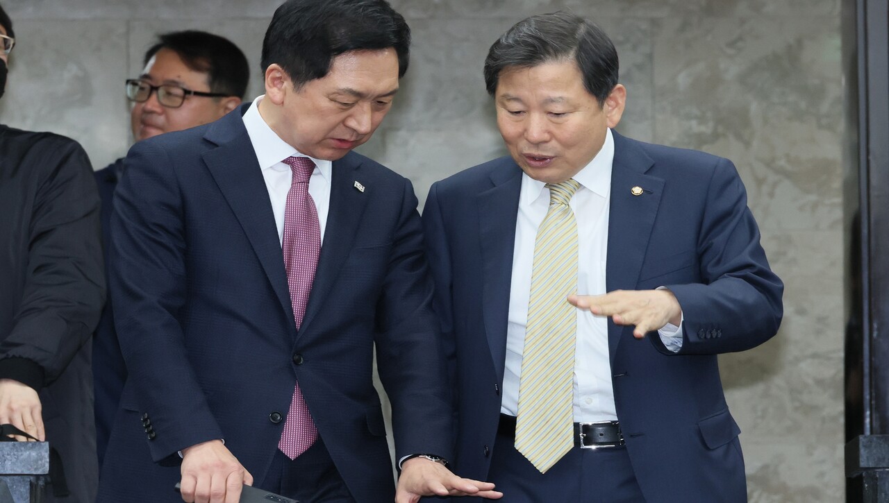 국민의힘 김기현 대표가 13일 오후 국회에서 열린 의원총회에서 이철규 사무총장과 대화하고 있다. /연합뉴스