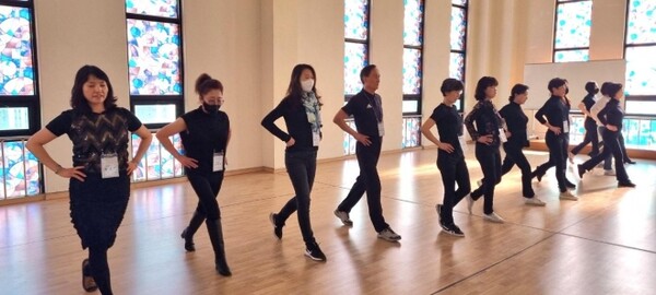 충남 천안의 나사렛대학교 평생교육원에서 운영하는 ‘시니어 패션모델’ 교육과정에 참여하는 교육생들이 기초모델 워킹 교육을 받고 있다. /나사렛대 제공