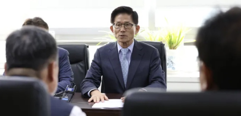 김문수 경제사회노동위원회 위원장이 지난해 10월 6일 서울 여의도 한국노총을 방문해 김동명 위원장과 만나 인사말을 하고 있다. /연합뉴스