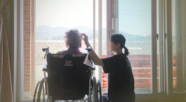 가족 돌봄 청년 '영케어러'가 가장 필요로 하는 것은 경제적 지원이었다. /사진=초록우산어린이재단