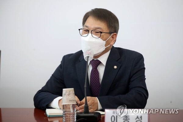 국민의힘 중앙장애인위원장인 이종성 의원이 2022년 4월 1일 서울 여의도 국회에서 열린 전국장애인거주시설이용자부모회와의 간담회에서 인사말을 하고 있다. /국회사진기자단=연합뉴스