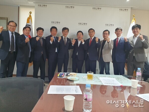 원희룡 국토교통부 장관(가운데)이 한국사회복지시설단체협의회 관계자들과 19일 만났다. /여성경제신문