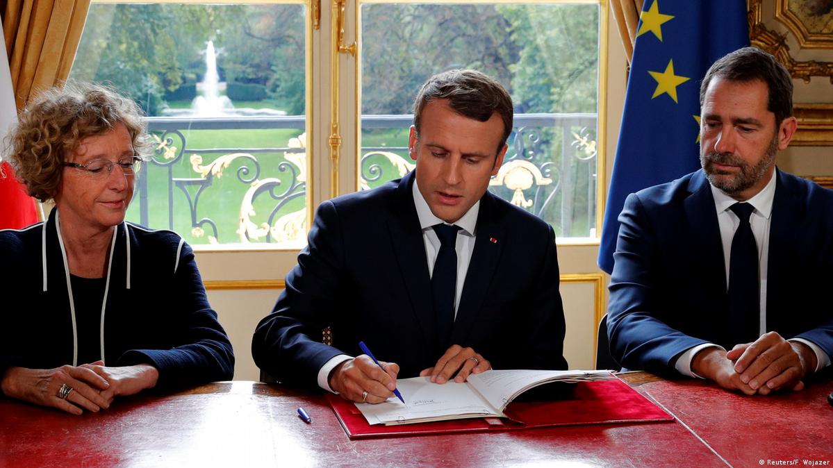 에마뉘엘 마크롱 프랑스 대통령이 지난 2017년 9월 노동유연화 법령에 서명하고 있다. /프랑스 대통령실