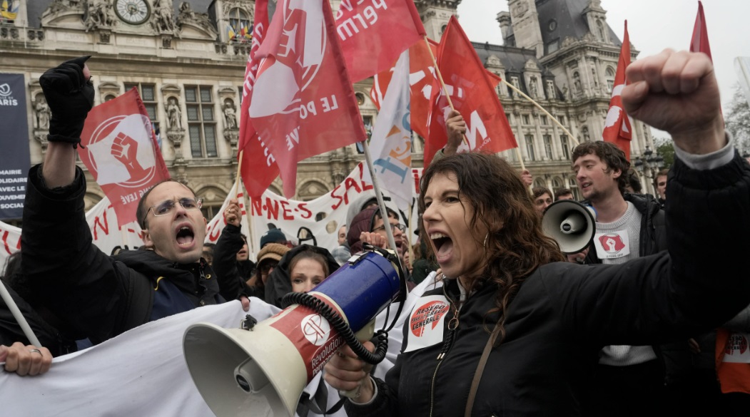 지난 4월 프랑스 헌법위원회가 마크롱 대통령의 연금 개혁을 승인한 날 시민들이 파리시청 앞에서 시위를 벌이고 있다. /연합뉴스
