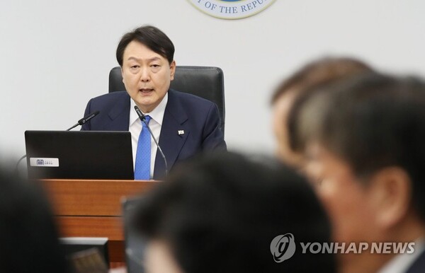 윤석열 대통령이 18일 서울 용산 대통령실 청사에서 열린 제16회 국무회의에서 모두발언을 하고 있다. /연합뉴스