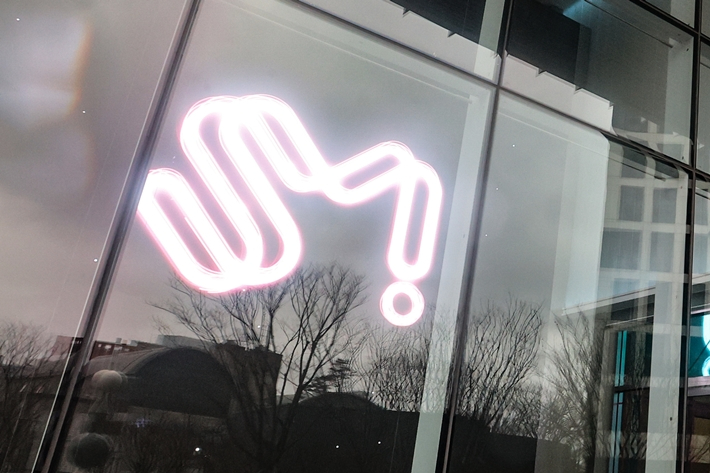 서울 성동구에 있는 SM엔터테인먼트 건물에 'SM' 로고가 떠 있다. /연합뉴스