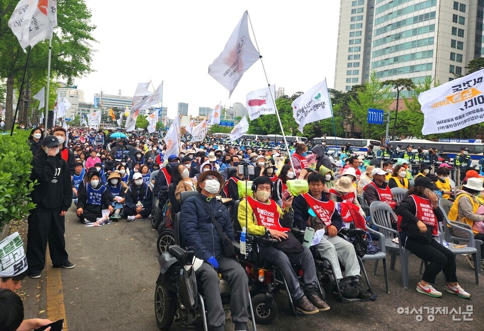 4·20장애인차별철폐공동투쟁단이 20일 서울 용산구 삼각지역 인근에서 '열차가 어둠을 헤치고' 집회를 열고 있다. /최수빈 기자 