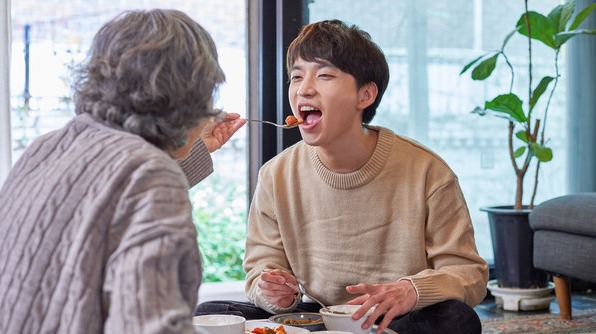 함께 먹는 밥상이 얼마나 행복한가를 알려주신 어르신 부부가 있어 나도 밥상을 자주 차린다. /게티이미지뱅크