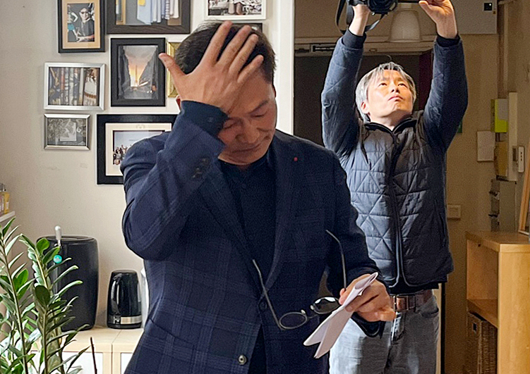 올여름까지 프랑스 파리에 머물겠다며 ‘2021년 전당대회 돈 봉투 살포 개입 의혹’에 대한 입장을 미뤄왔던 송영길 더불어민주당 전 대표가 결국 ‘탈당 및 조기 귀국’으로 태도를 바꿨다. /연합뉴스