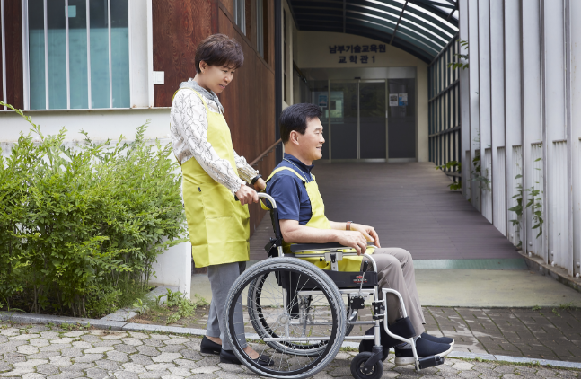 남부기술교육원에서 요양보호사 교육생이 환자의 휠체어를 미는 실습을 하고 있다. /서울특별시 남부기술교육원