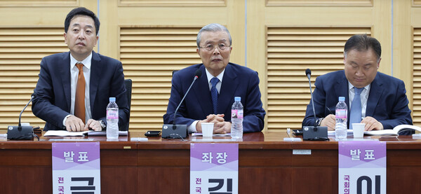 18일 국회에서 '다른 미래를 위한 성찰과 모색 포럼'을 하고 있다. 왼쪽부터 금태섭 전 의원, 국민의힘 김종인 전 비대위원장, 민주당 이상민 의원. 금태섭 전 의원 등이 주도하는 '다른 미래를 위한 성찰과 모색 포럼' 준비모임의 첫 토론회이다. /연합뉴스
