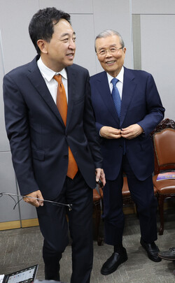 18일 국회에서 열린 '다른 미래를 위한 성찰과 모색 포럼'에서 국민의힘 김종인 전 비대위원장(오른쪽)과 금태섭 전 의원이 토론석으로 이동하고 있다. /연합뉴스