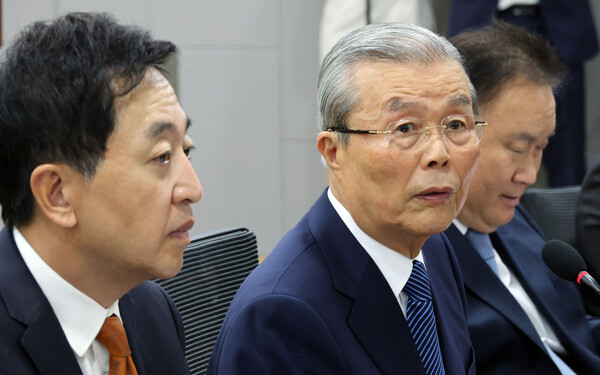 김종인 국민의힘 전 비대위원장이 18일 국회에서 열린 '다른 미래를 위한 성찰과 모색 포럼'에서 발언하고 있다. 왼쪽부터 금태섭 전 의원, 김 전 위원장, 민주당 이상민 의원. /연합뉴스