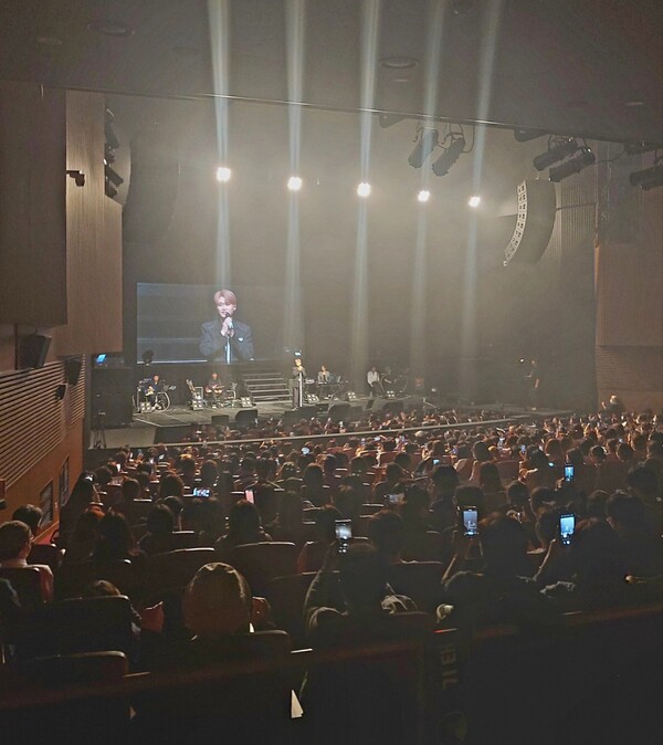 노래를 감상하는 것은 물론 박수와 웃음, 이야기가 가득했던 콘서트홀. 팬들은 가수가 전하는 곡 하나, 멘트 하나에 반응하고 응원했다. /사진=김현주
