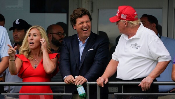 지난 2022년 7월 31일 일요일 뉴저지주 베드민스터에서 열린 베드민스터 인비테이셔널 LIV 골프 토너먼트의 마지막 라운드에서 미국 하원의원 마조리 테일러 그린(왼쪽), 터커 칼슨(가운데), 도널드 트럼프 전 미국 대통령(오른쪽)이 대화하고 있다. /AP=연합뉴스