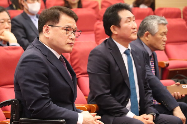 25일 한국노인복지중앙회와 여성경제신문이 공동 주관, 최종윤 의원실 등 5개 의원실이 공동 주최한 '장기요양기관 종사자 처우개선 컨퍼런스'가 국회 의원회관 대회의실에서 진행됐다. (앞줄 왼쪽부터)이종성 국민의힘 의원, 권태엽 한국노인복지중앙회 회장, 최장선 한국재가장기요양기관협회 회장. /이종성 의원실