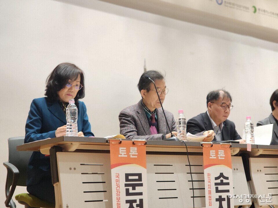 장기 요양기관 종사자의 처우개선을 논의하는 토론회가 25일 국회 의원회관 대회의실에서 진행됐다. 이날 토론회에는 문정욱 국민건강보험공단 요양기준실 실장과 이윤신 보건복지부 노인정책과 과장 등 정부 관계자도 참석했다. /김현우 기자