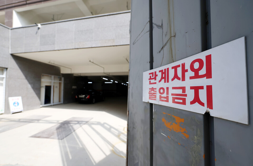 27일 오후 인천시 미추홀구 주안동 한 주상복합건물 주차장 출입문에 출입금지 안내판이 부착돼 있다. 이 건물은 인천 전세 사기 사건으로 구속 기소된 이른바 '건축왕' A씨가 건축한 것으로 파악됐다. 이 건물은 지난해 4월 준공될 예정이었지만, 자금난으로 공사가 중단돼 입주 예정자들이 피해를 보고 있다. / 연합뉴스