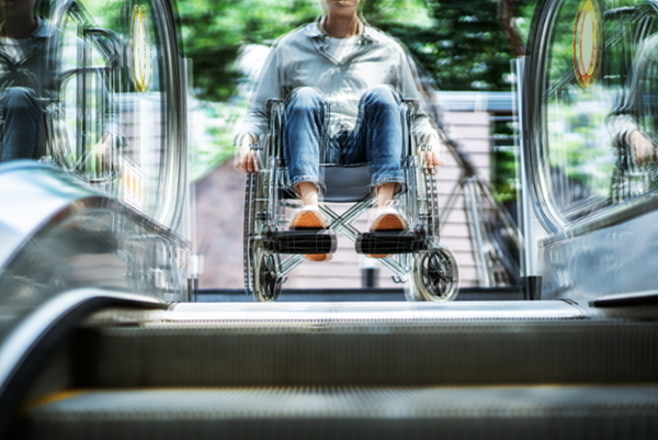 에스컬레이터 앞에서 멈춰 선 휠체어 /게티이미지뱅크