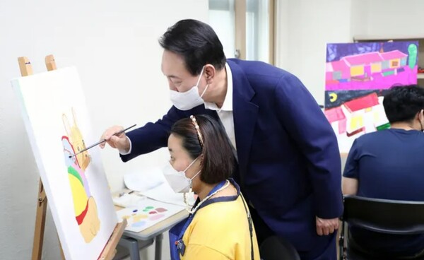 윤석열 대통령이 지난해 2월 18일 오후 서울 강남구 충현복지관을 방문해 발달장애인 교육생들의 회화 수업을 참관하며 직접 그림을 그리고 있다. /연합뉴스