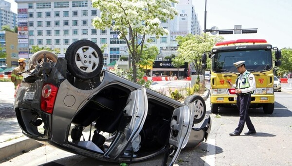 27일 오전 광주 서구 치평동 한 네거리에서 가로수를 추돌한 승용차가 뒤집히는 사고가 발생해 경찰이 현장을 수습하고 있다. /연합뉴스