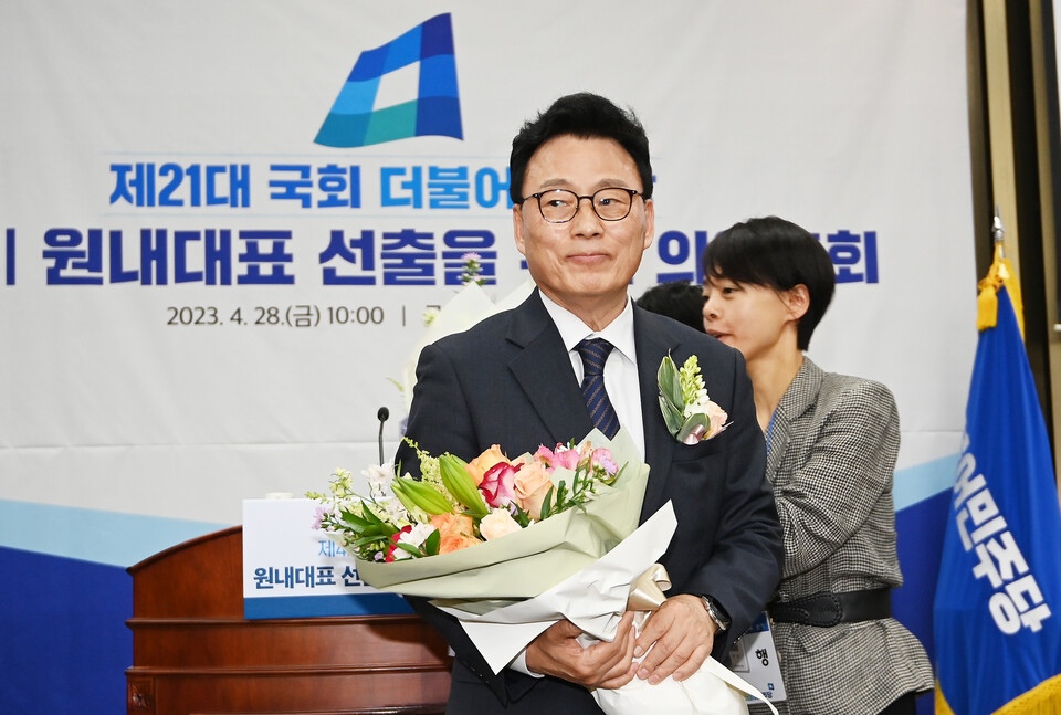8일 국회에서 열린 민주당 원내대표 선출 의원총회에서 박광온 새 원내대표가 꽃다발을 들고 있다. /연합뉴스