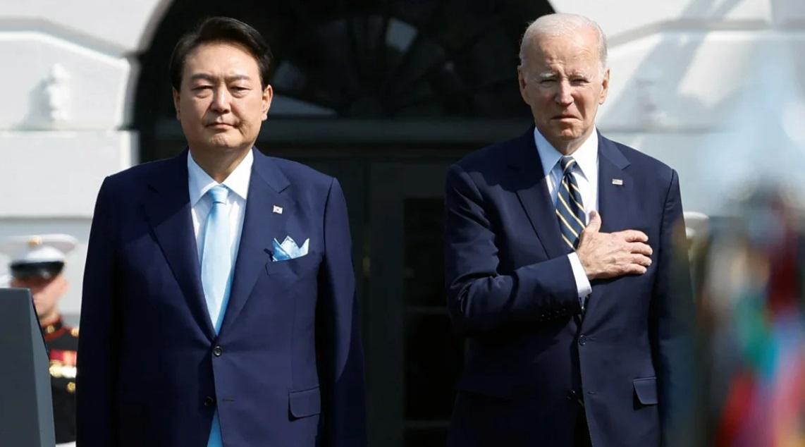 윤석열 대통령과 조 바이든 미국 대통령이 4월 26일 워싱턴 DC 백악관 남쪽 잔디밭에서 국가를 경청하고 있다. /AP=연합뉴스