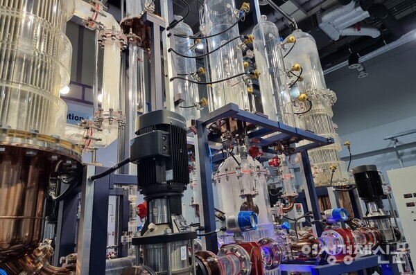 한국형 원자로인 APR1400 모습. 가로 8분의 1 세로 12분의 1로 축약한 모형이다. /이상헌 기자